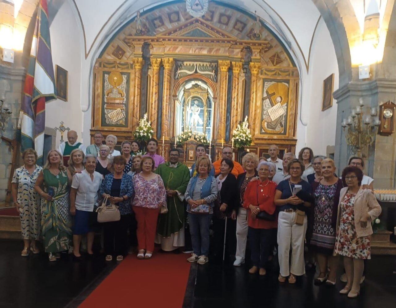 Grupo de personas en el Coro de Rodanillo durante la Novena del Cristo de Bembibre