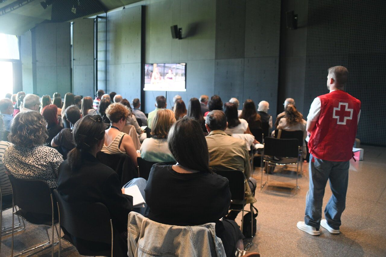 Reunión de la Cruz Roja sobre cuidados y turismo sostenible en medio rural.