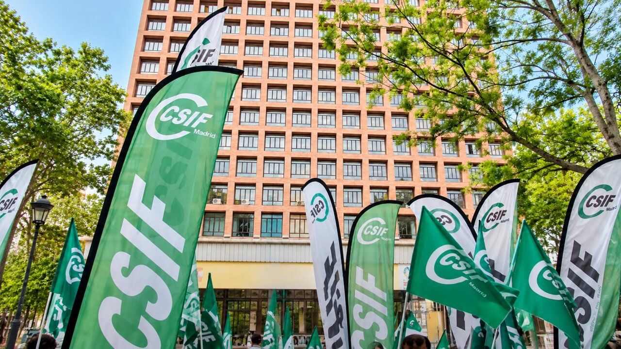 Manifestación de CSIF con banderas en apoyo a sus demandas laborales