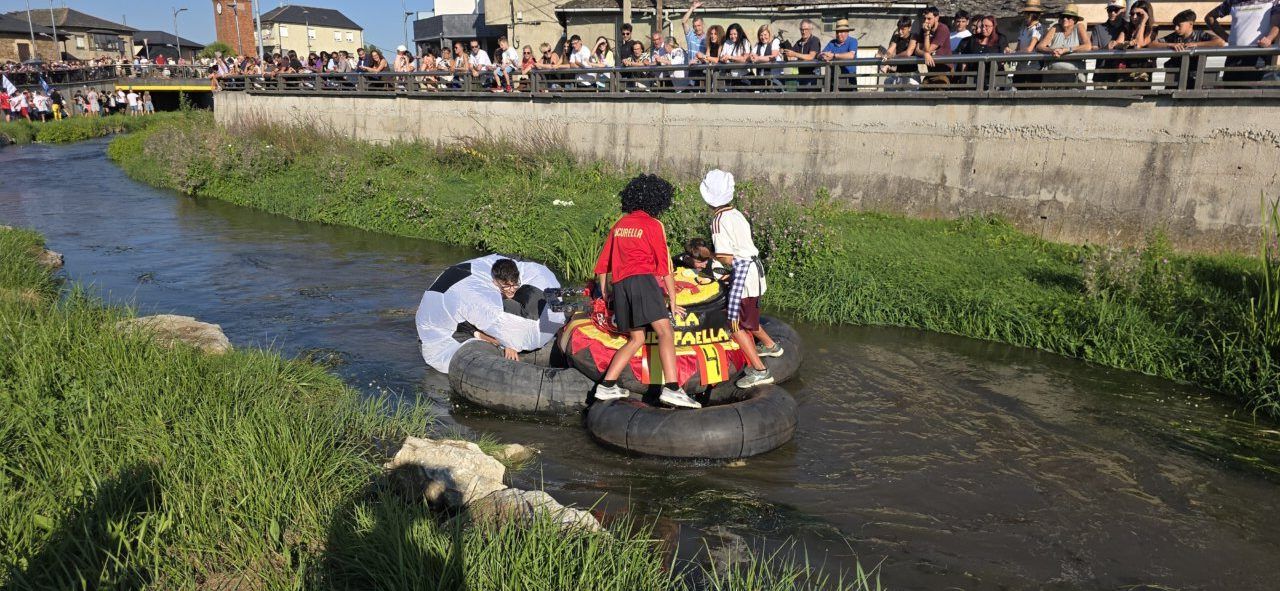 Participantes en el Descenso del Naraya en Camponaraya en botes inflables