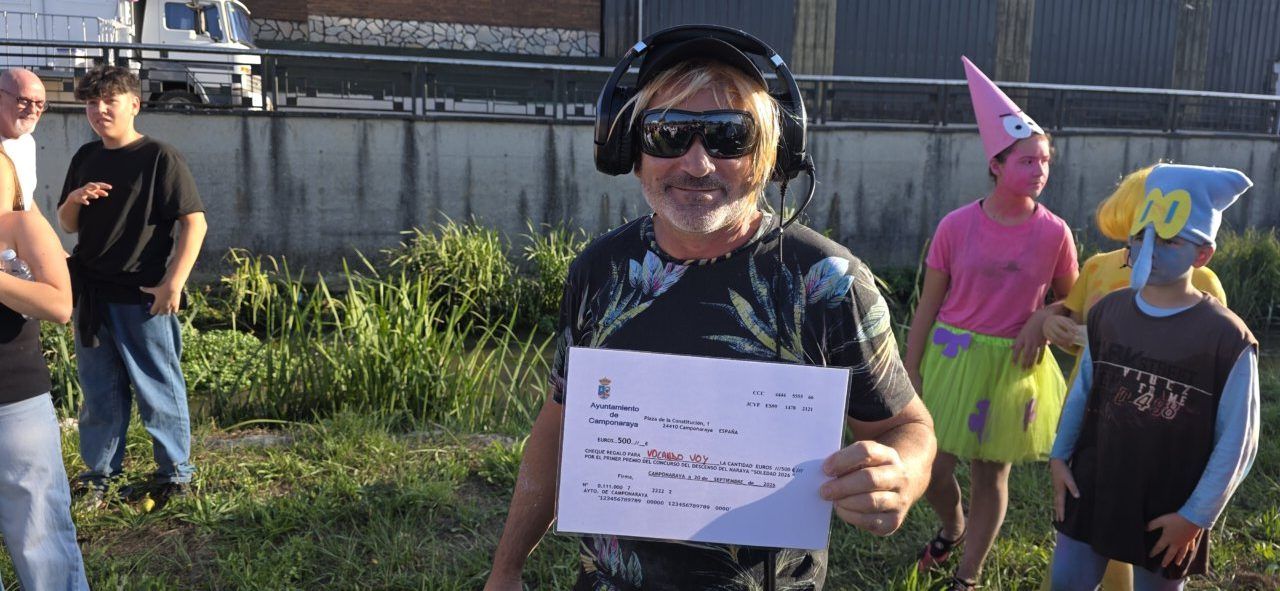 Hombre con auriculares sosteniendo un documento en el evento Descenso del Naraya