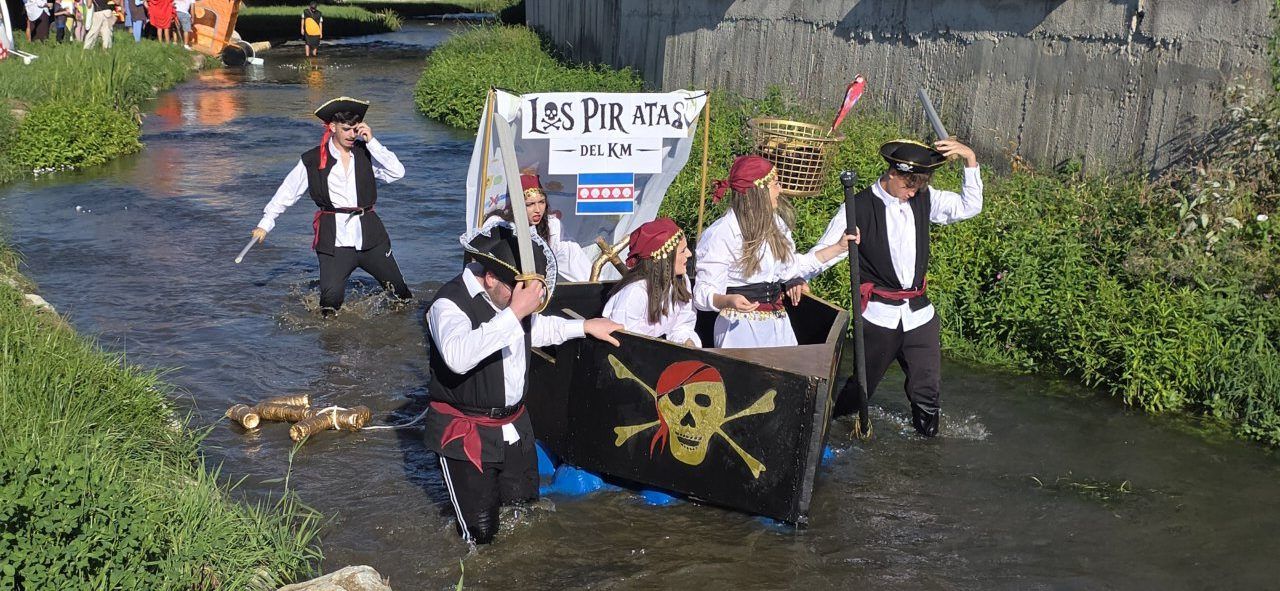Participantes disfrazados de piratas en el Descenso del Naraya en Camponaraya