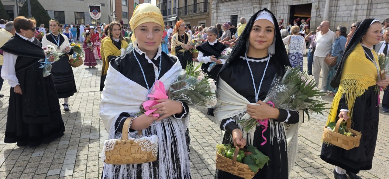 Dos jóvenes con trajes tradicionales en la fiesta de La Encina en Ponferrada