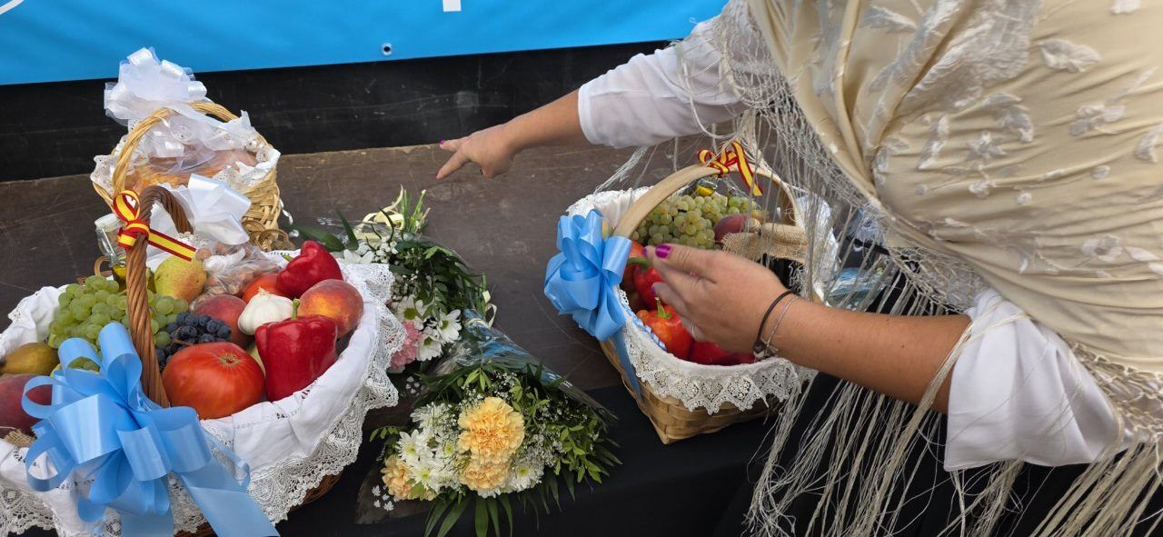 Ofrenda de frutas y flores en la fiesta de La Encina en Ponferrada