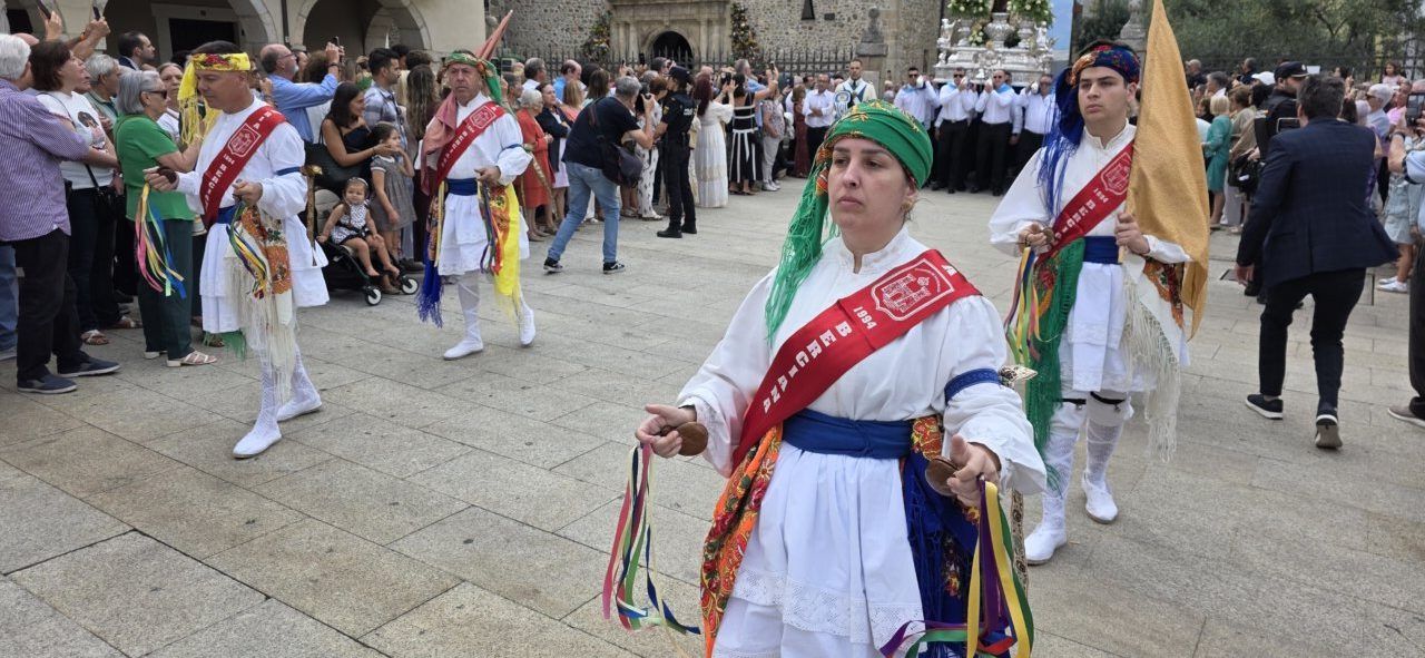 Participantes en la procesión de la Virgen de la Encina en Ponferrada