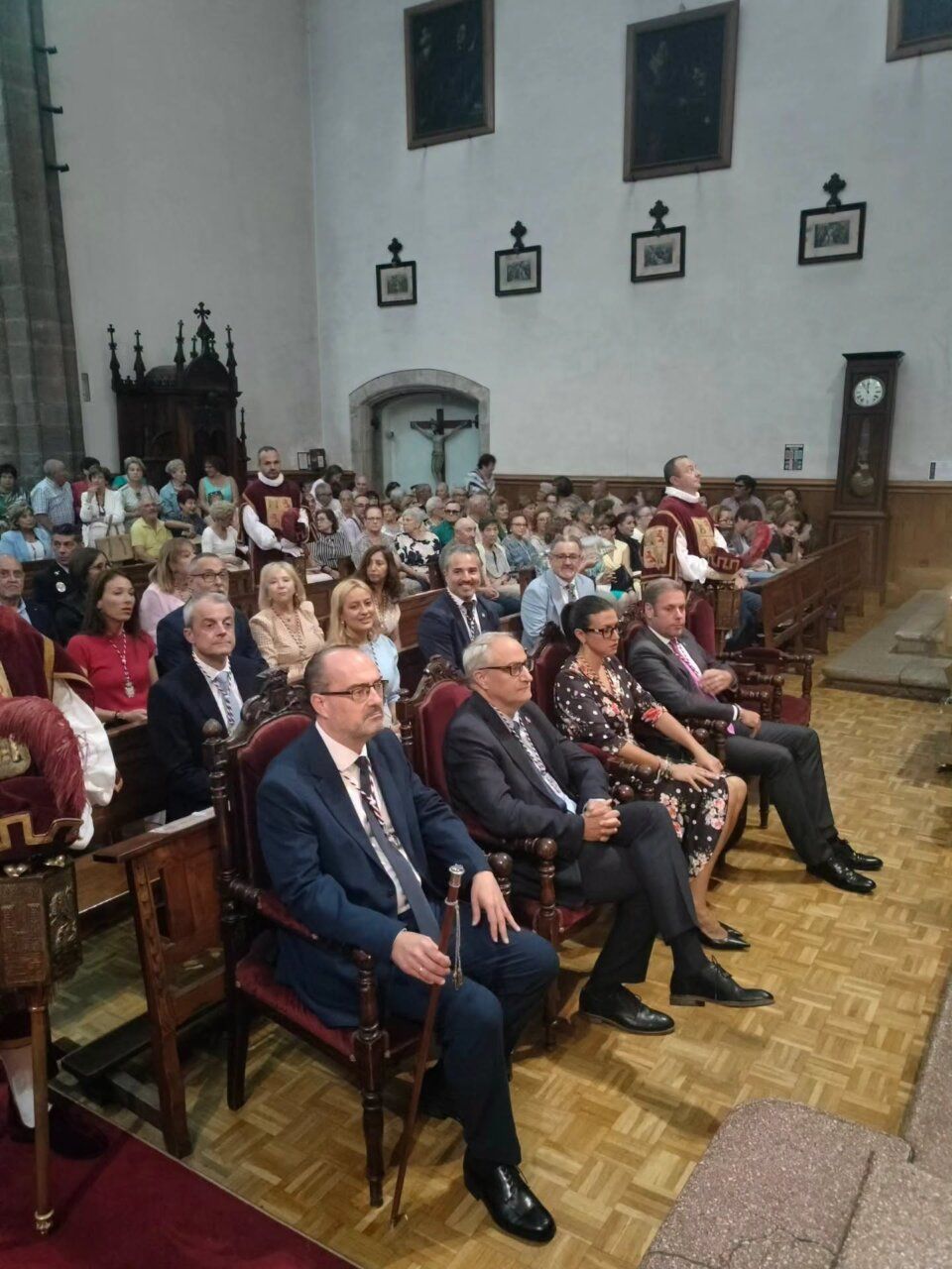 Celebración del Día de la Encinina en Ponferrada con asistentes en la iglesia