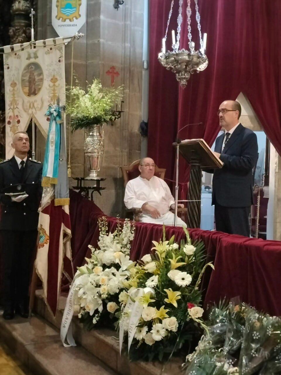 Celebración del Día de la Encinina en Ponferrada con autoridades y flores