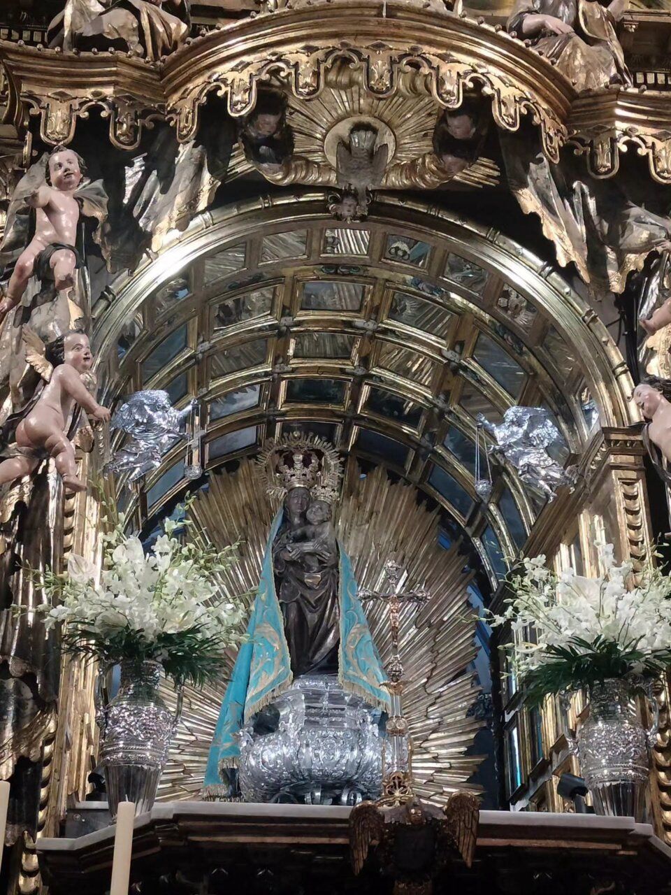 Imagen de la Virgen de la Encinina en Ponferrada decorada con flores