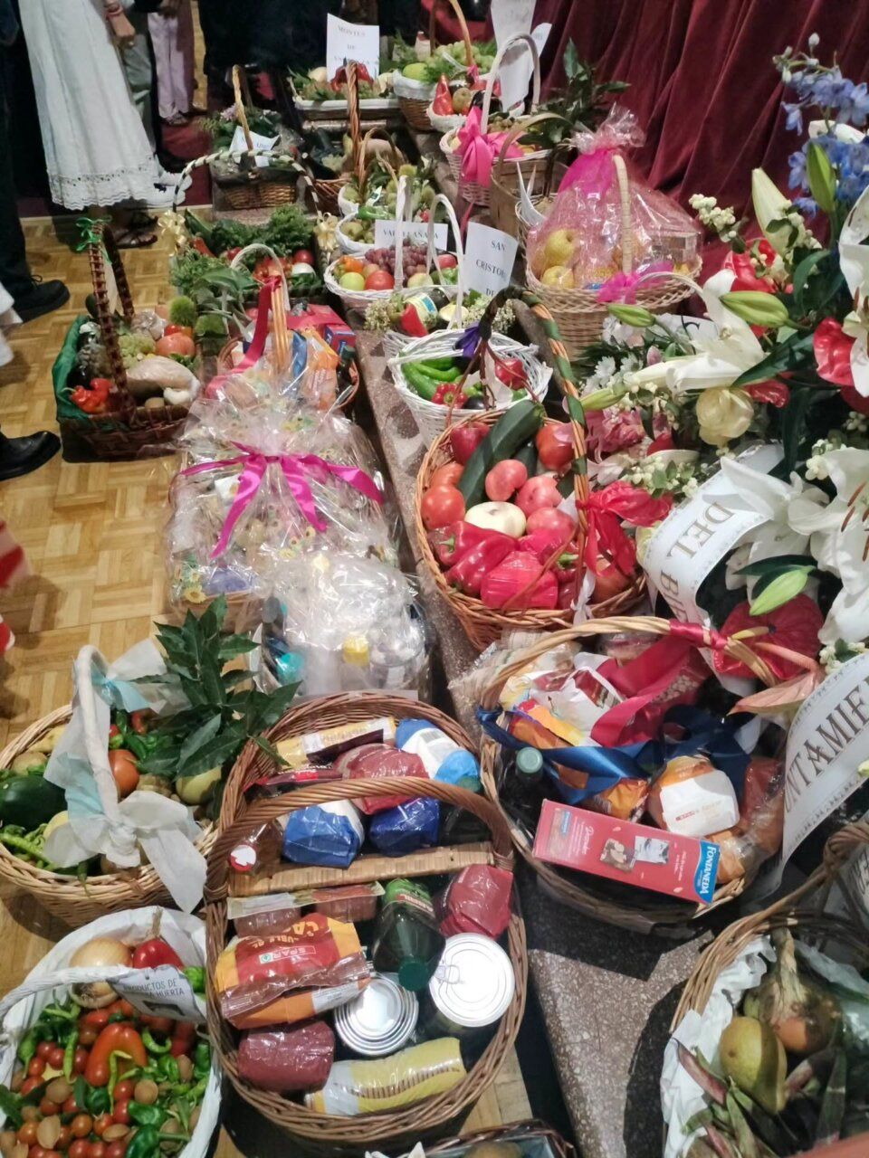 Cestas llenas de productos frescos en el Día de la Encinina