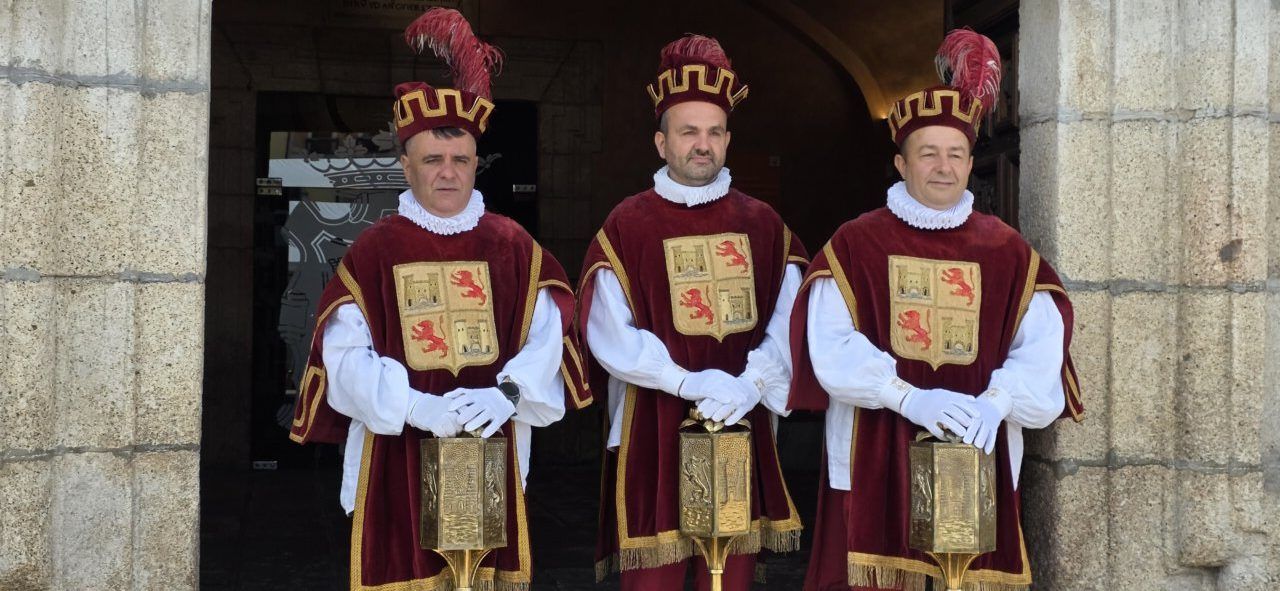 Tres hombres vestidos con trajes tradicionales en la fiesta de la Virgen de la Encina