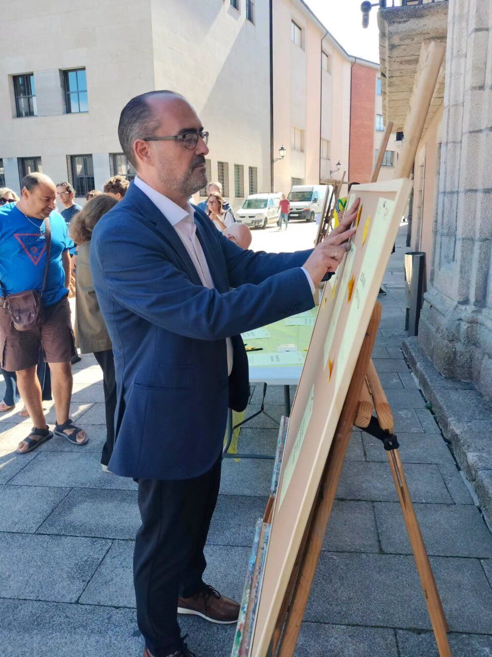 Persona participando en un acto por el Día Mundial de la Prevención del Suicidio en Ponferrada