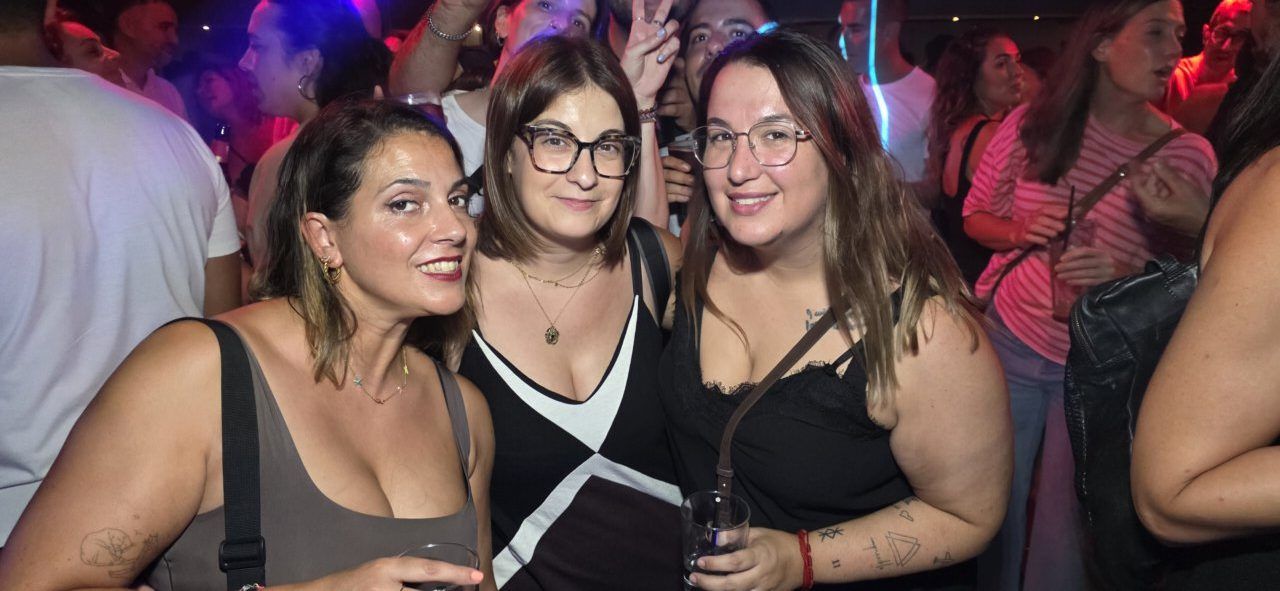 Tres mujeres sonrientes en la Discoteca Temple durante la fiesta After Viva Suecia