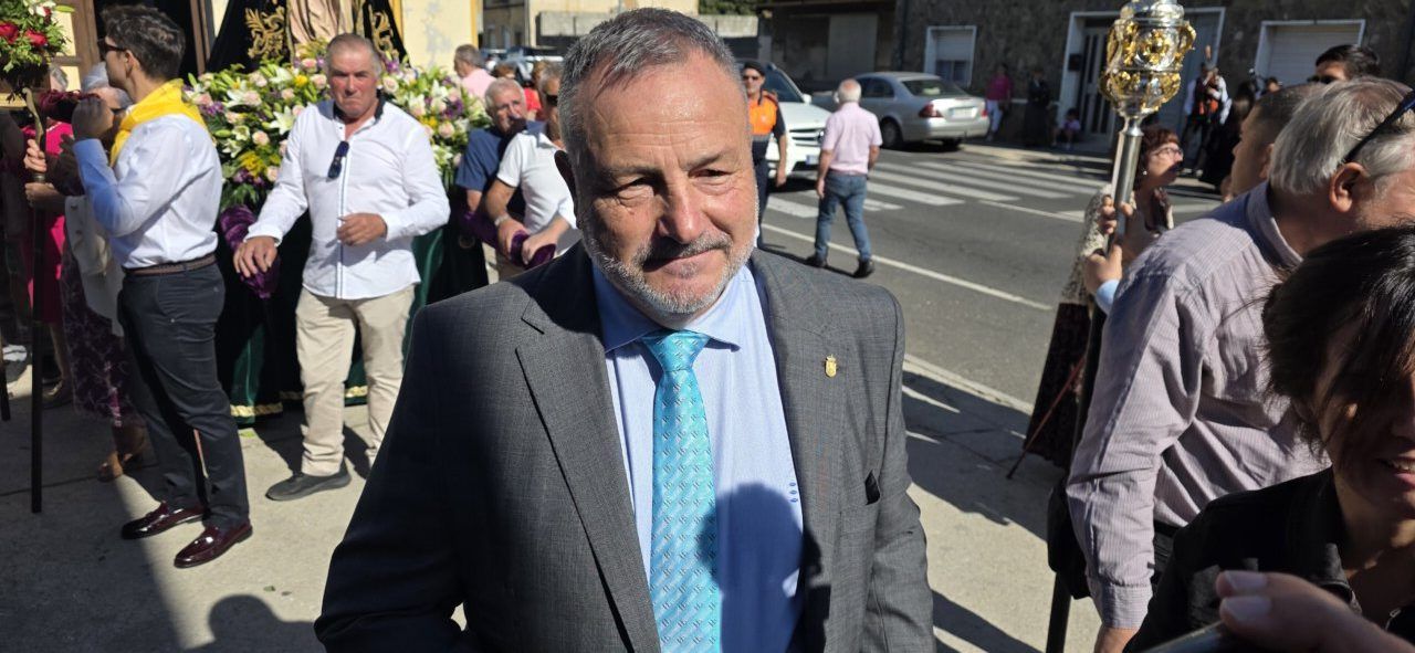 Eduardo Morán en un evento en Camponaraya con público de fondo