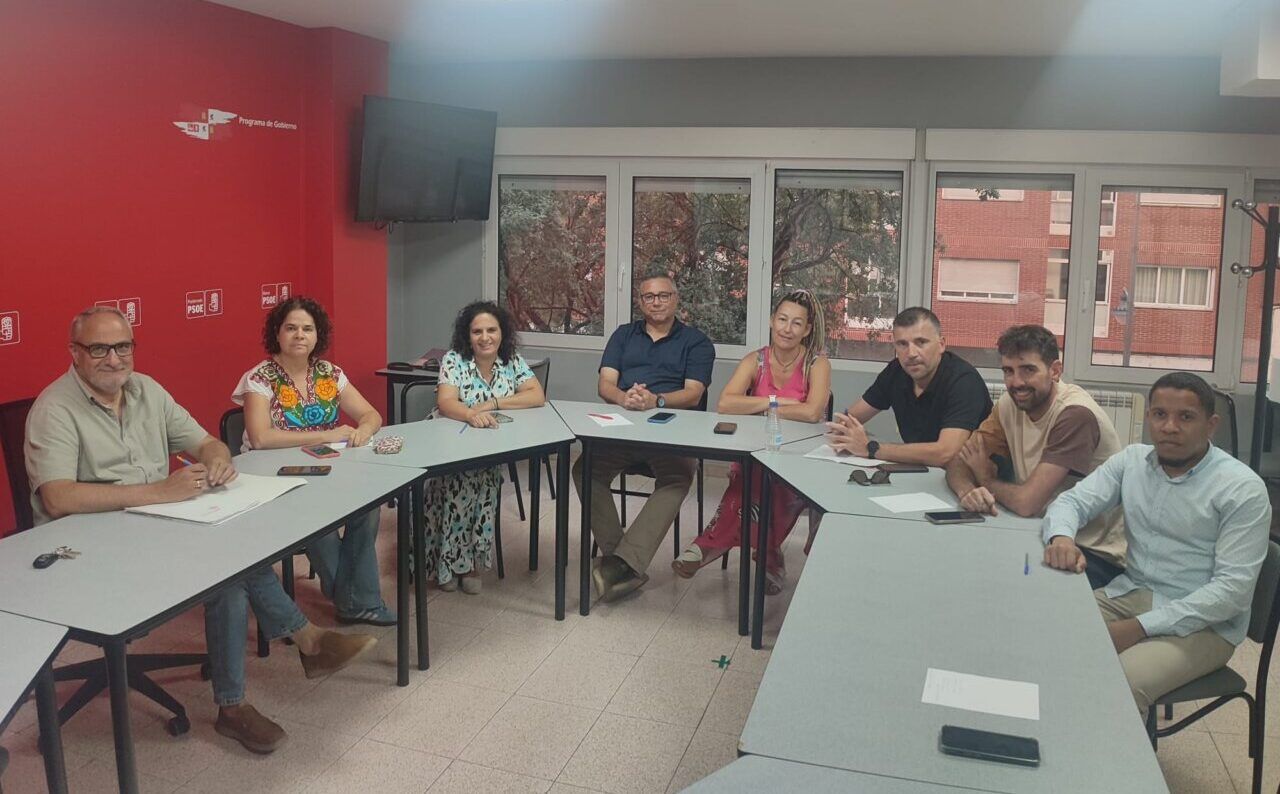 Reunión de la Ejecutiva del PSOE de Ponferrada en una sala de conferencias