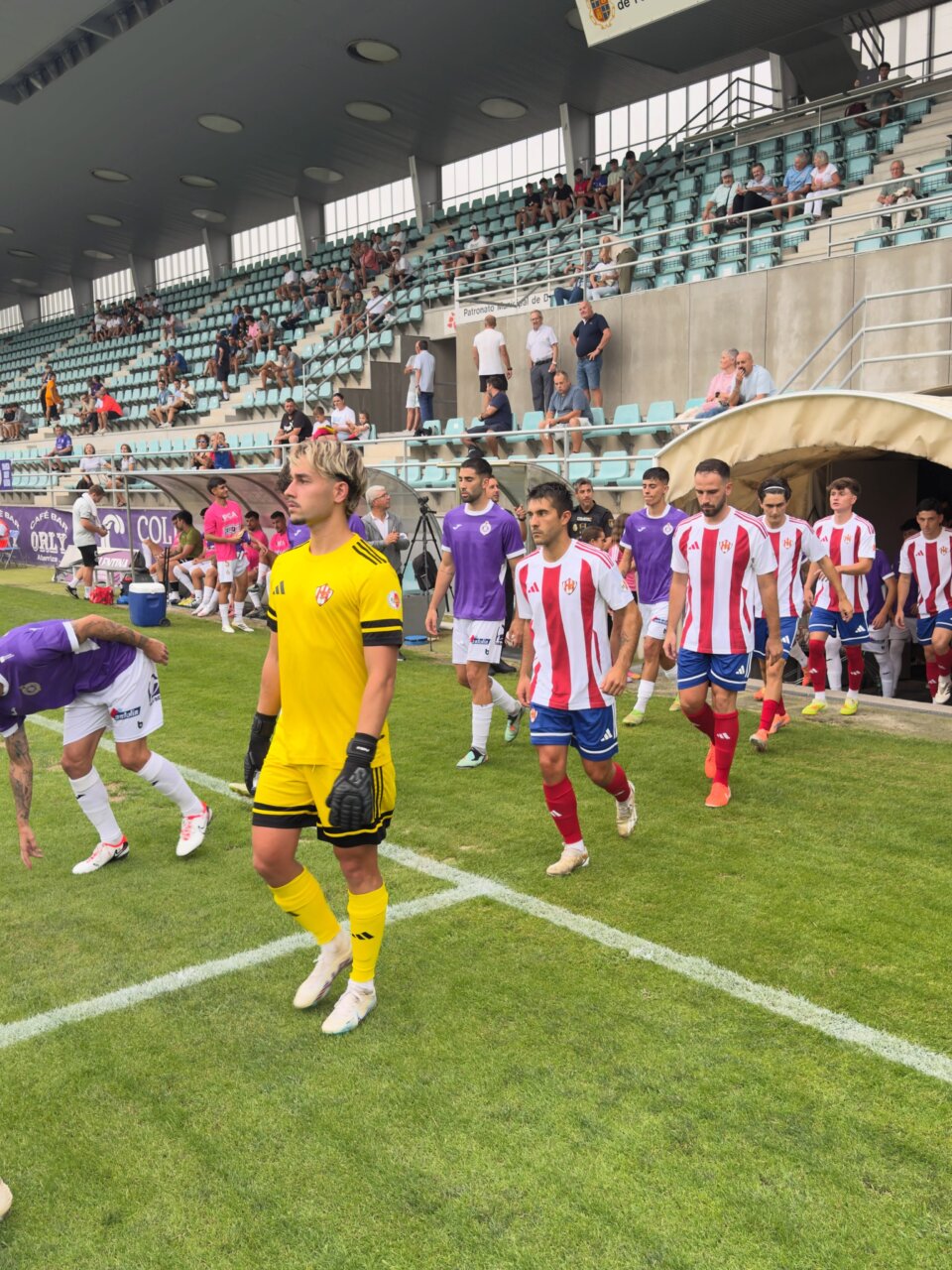 Jugadores del Atlético Bembibre entrando al campo en La Balastera