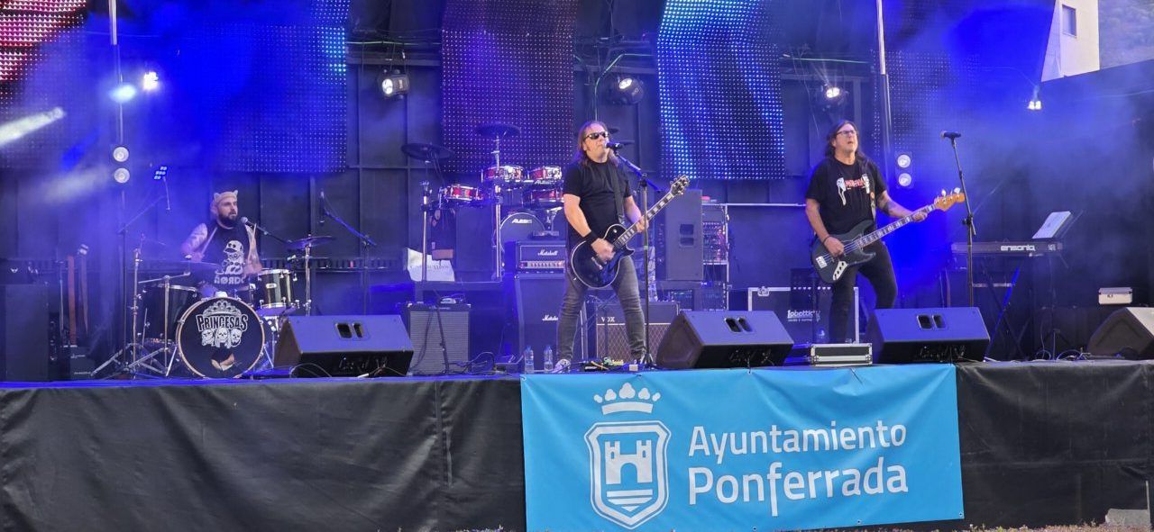 Banda tocando en un concierto al aire libre en Ponferrada