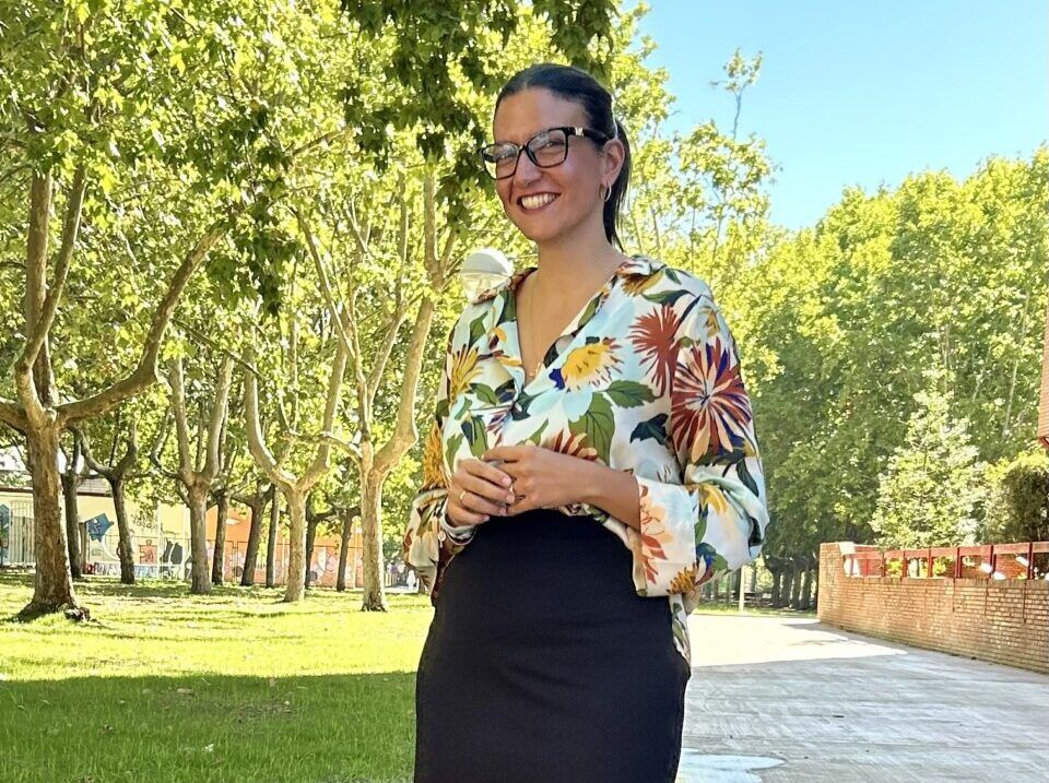 Mujer sonriendo en el Parque Concordia rodeada de árboles