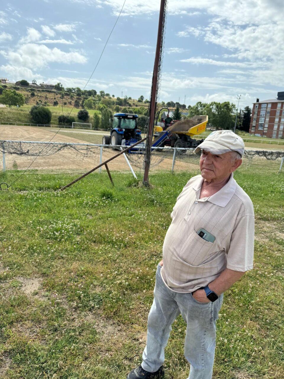 José Antonio González Alonso en un campo con maquinaria agrícola