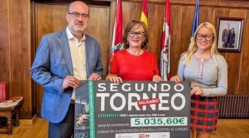 Ponferrada entrega más de 5.000 euros a la Asociación Española Contra el Cáncer recaudados en el II Torneo de Fútbol Solidario