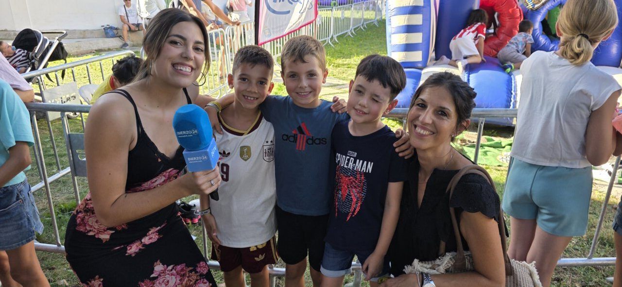 Grupo de niños y adultos en el evento CIMA 2026 en Ponferrada