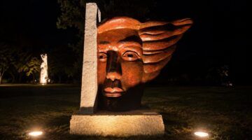 FOTOS | Así lucen de noche las esculturas monumentales de Carracedelo