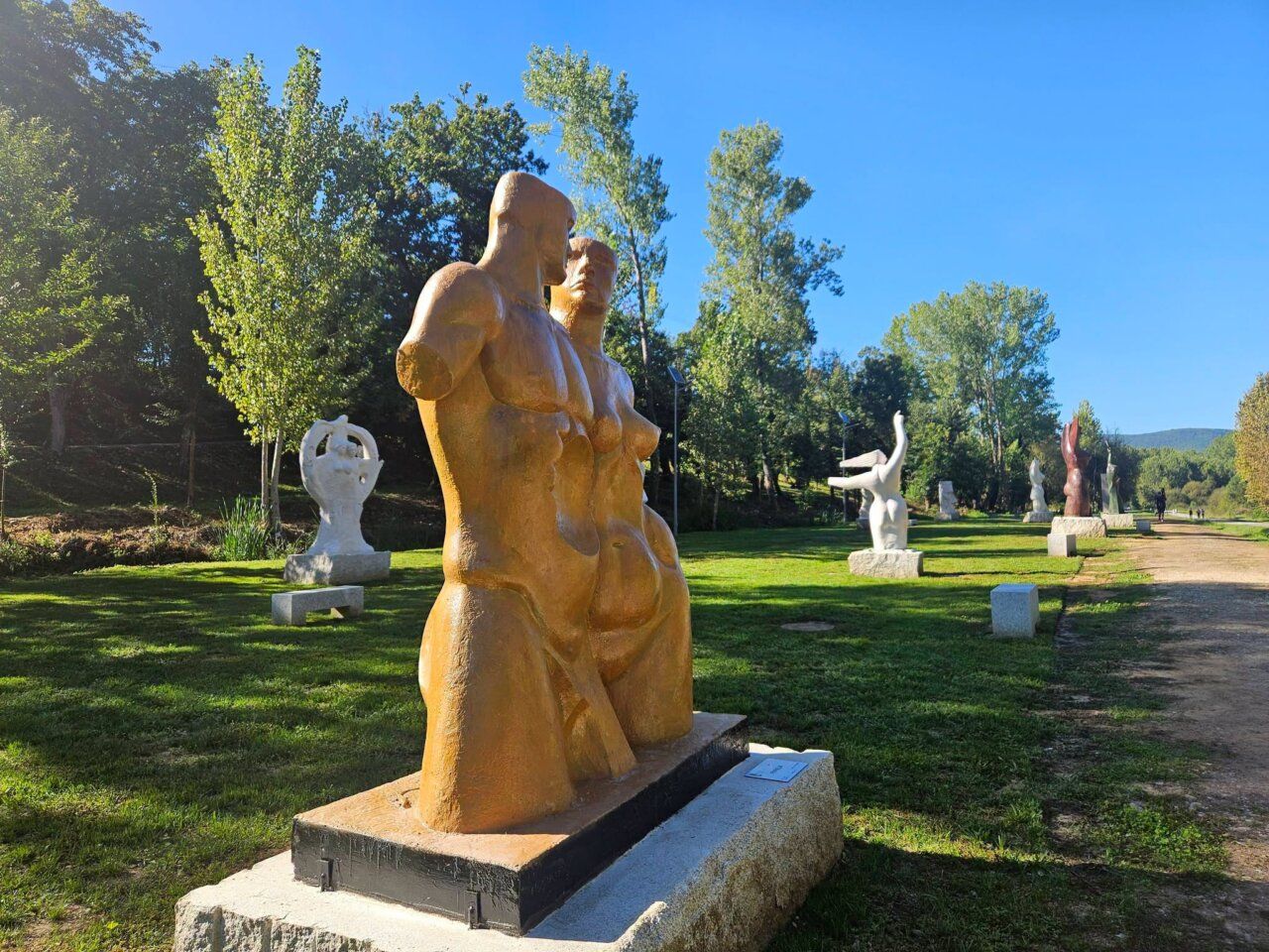 Esculturas monumentales al aire libre en Carracedelo