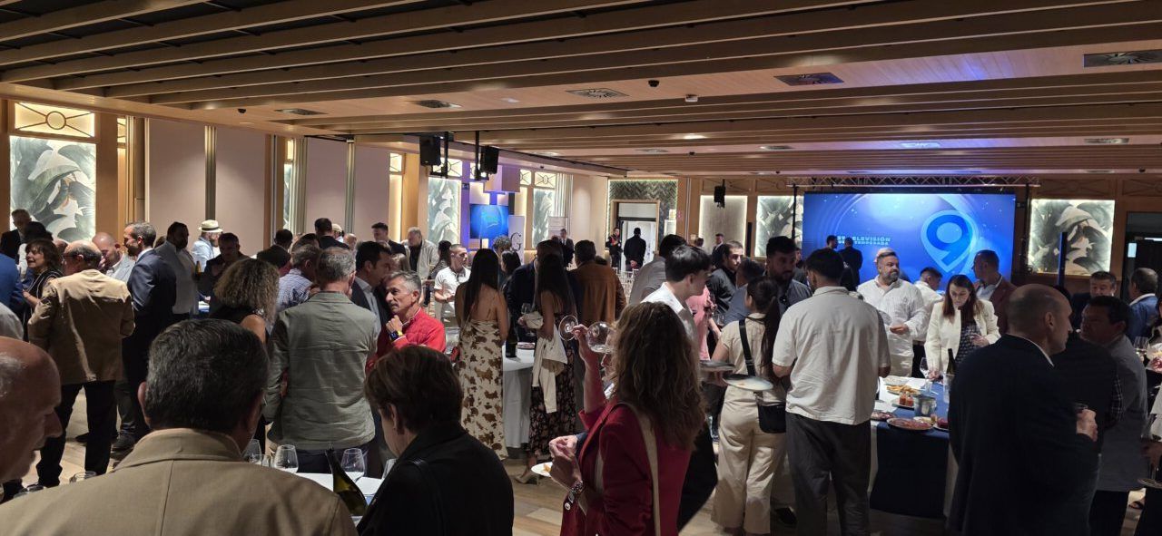 Multitud de personas en un evento social en León