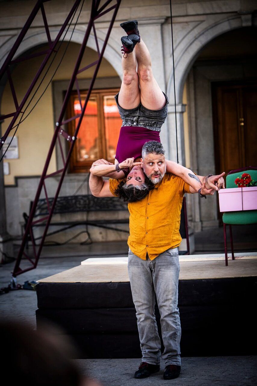 Actuación de circo en el II Festival de Otoño en Las Médulas