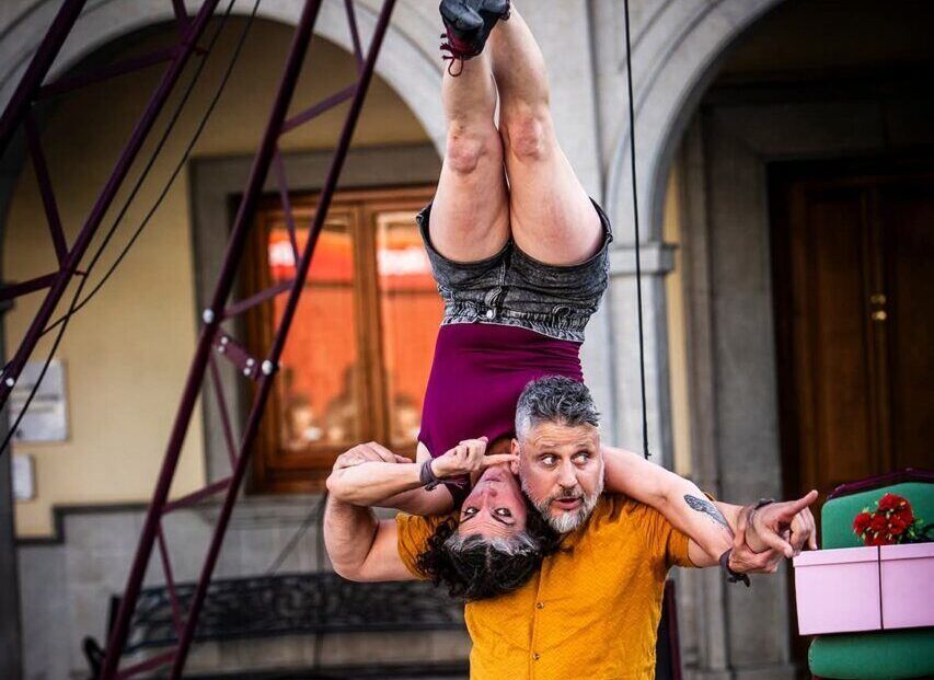 Actuación de circo en el II Festival de Otoño en Las Médulas