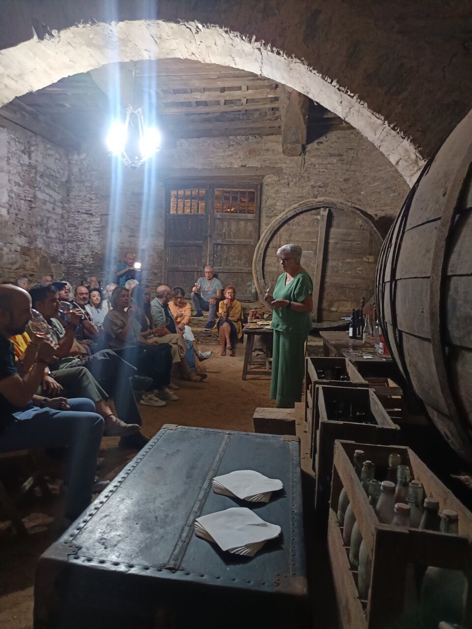 Participantes en una cata de vino durante el Festival Villar de los Mundos