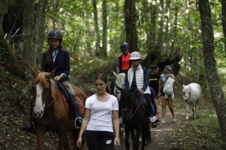 Participantes montando a caballo en el Festival Villar de los Mundos