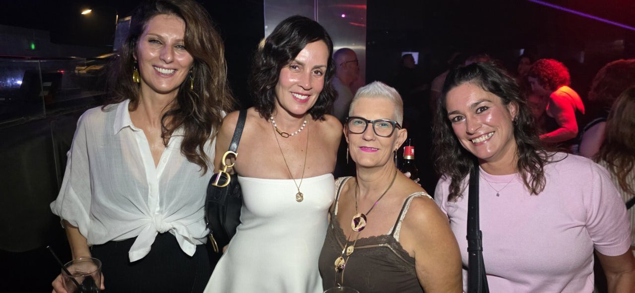 Grupo de personas disfrutando en la fiesta de los 80 y 90 en Ponferrada