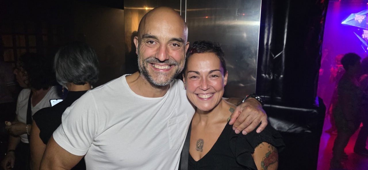 Dos personas sonriendo en la fiesta de los 80 y 90 en Ponferrada