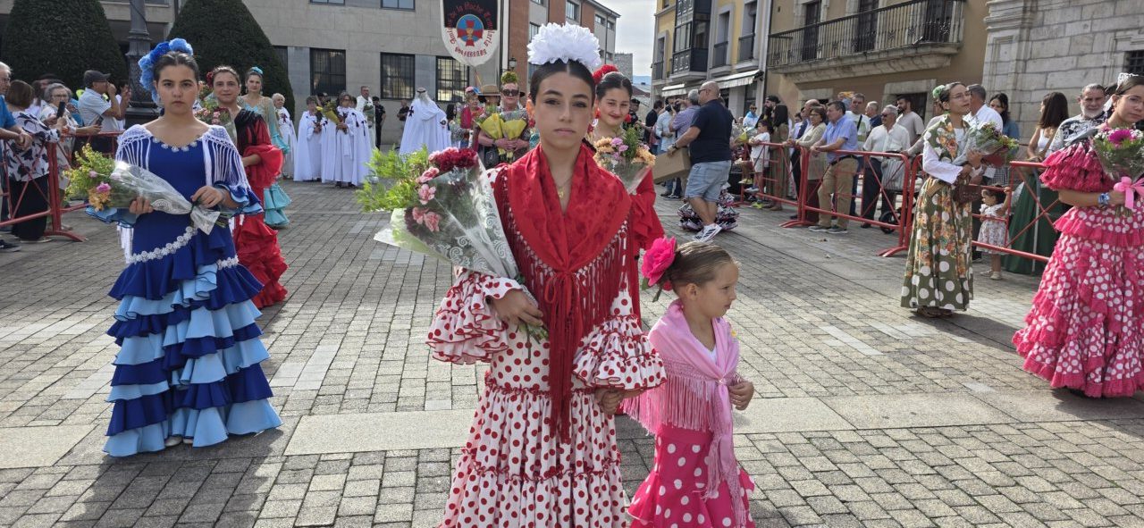 Mujeres vestidas con trajes tradicionales en la fiesta de la Virgen de la Encina