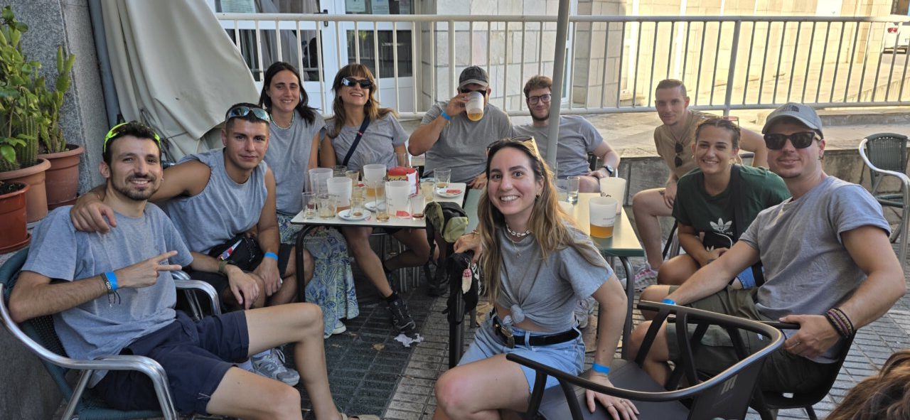 Grupo de amigos disfrutando en las calles de Villafranca del Bierzo durante las fiestas