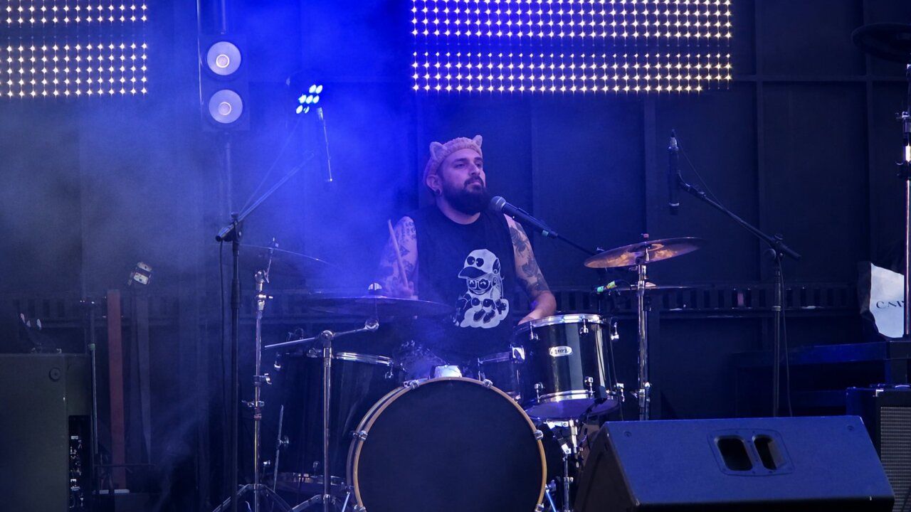 Músico tocando la batería en un concierto en Ponferrada