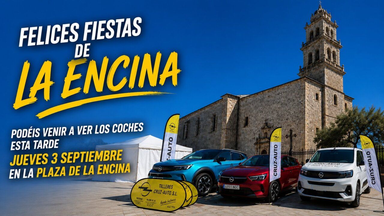 Exposición de vehículos Opel en la Plaza de la Encina durante las fiestas.