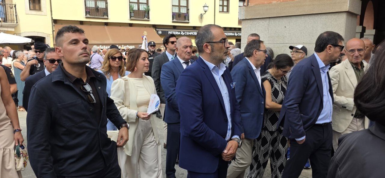 Multitud de personas reunidas en la plaza del Ayuntamiento de Ponferrada