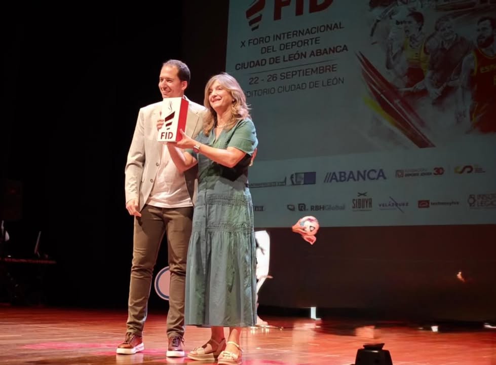 Entrega de premio en el Foro Internacional del Deporte en León