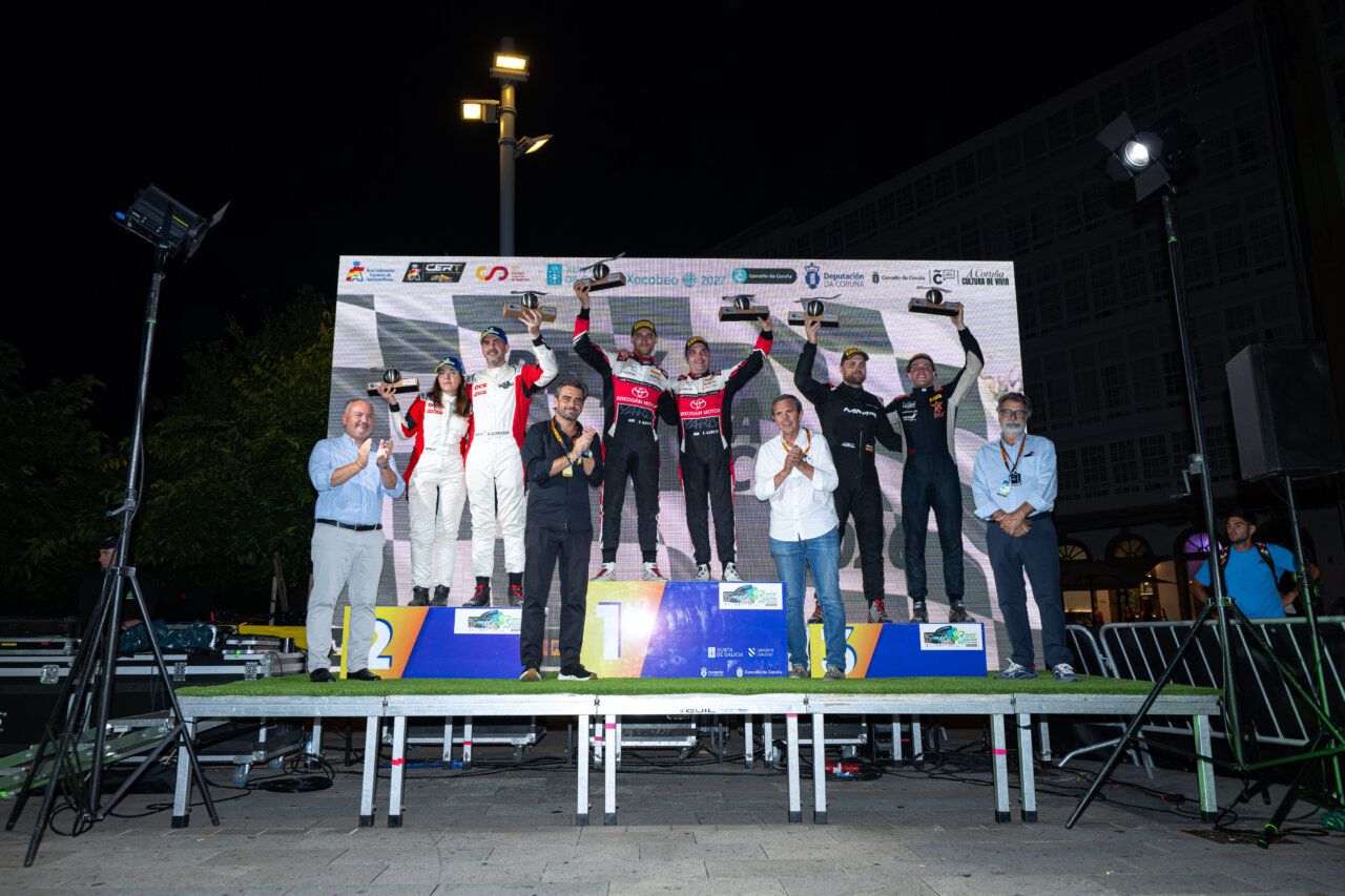 Francisco Dorado y Andrea Lamas celebrando su segundo puesto en el Rally Terra de Galicia