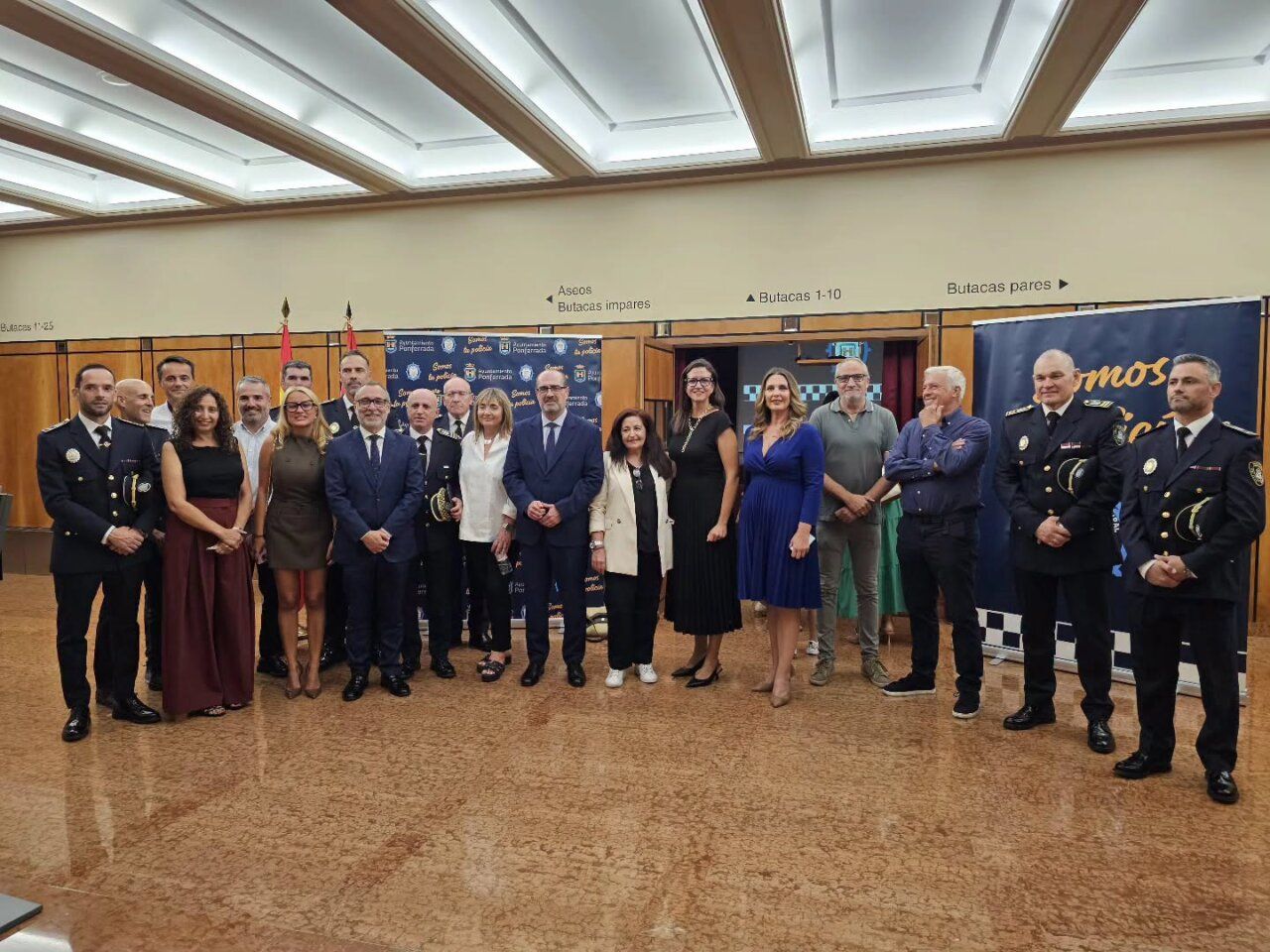 Grupo de personas en la gala benéfica de la Policía Municipal de Ponferrada