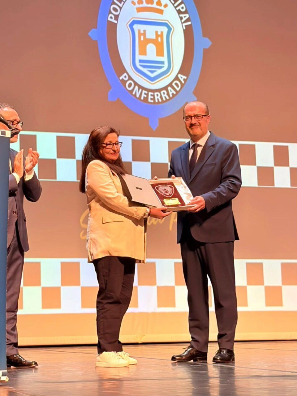 Entrega de reconocimiento en la gala benéfica de la Policía Municipal de Ponferrada