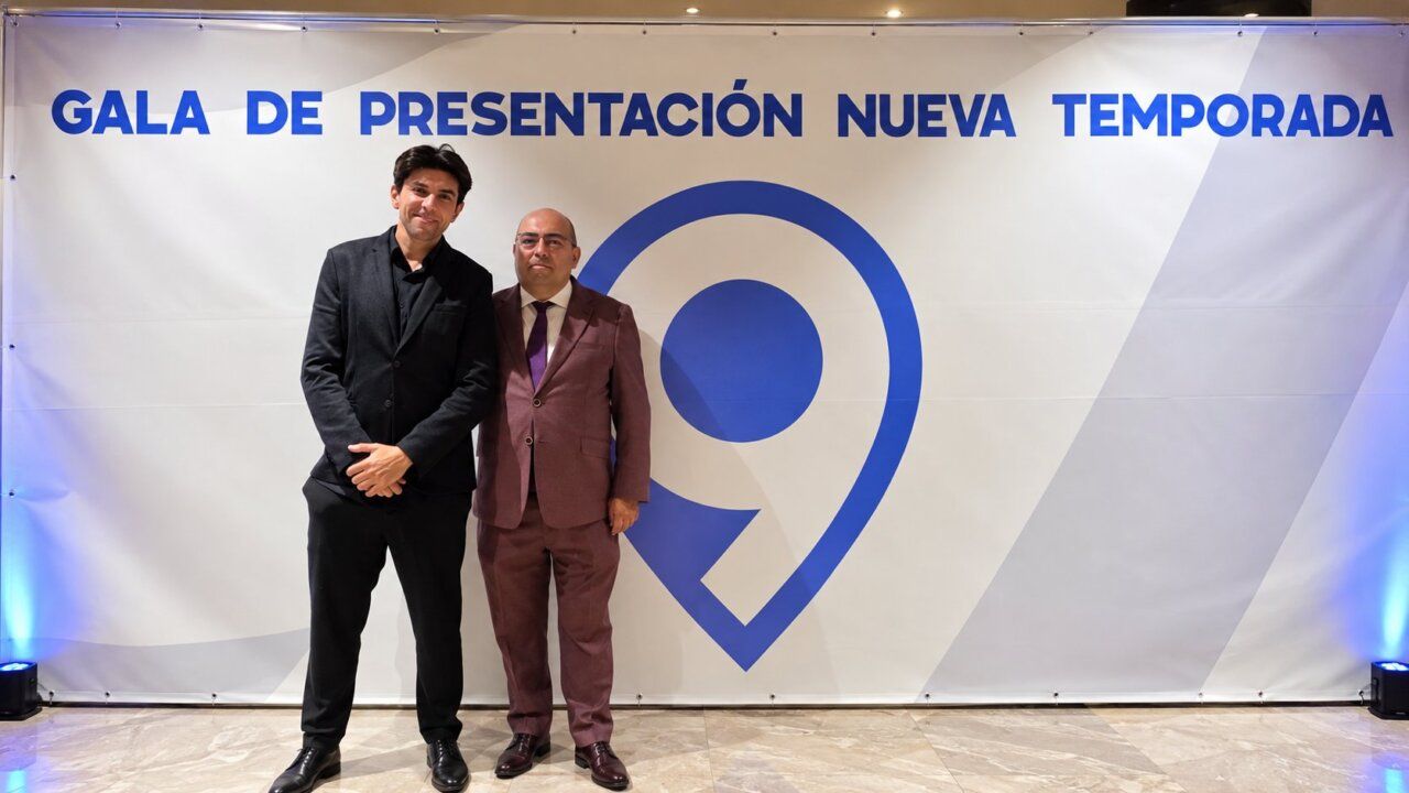 Dos hombres posando en la gala de presentación de La 9 TV en León