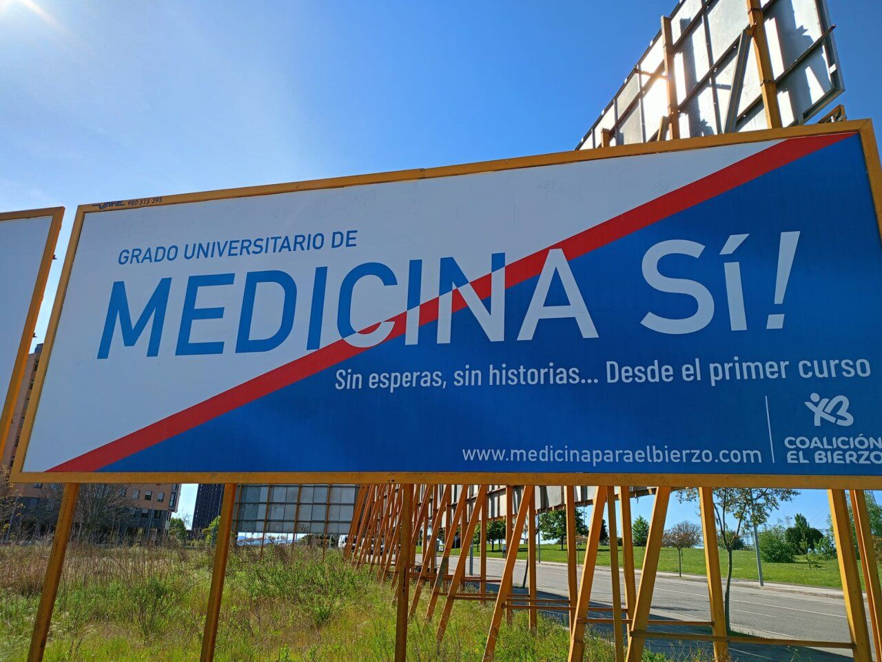 Cartel que promueve el Grado de Medicina en Ponferrada