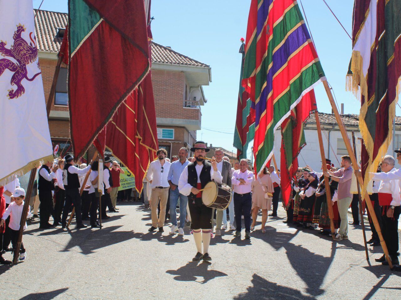 Celebración del Gran Concejo en Mansilla de las Mulas con banderas y participantes.