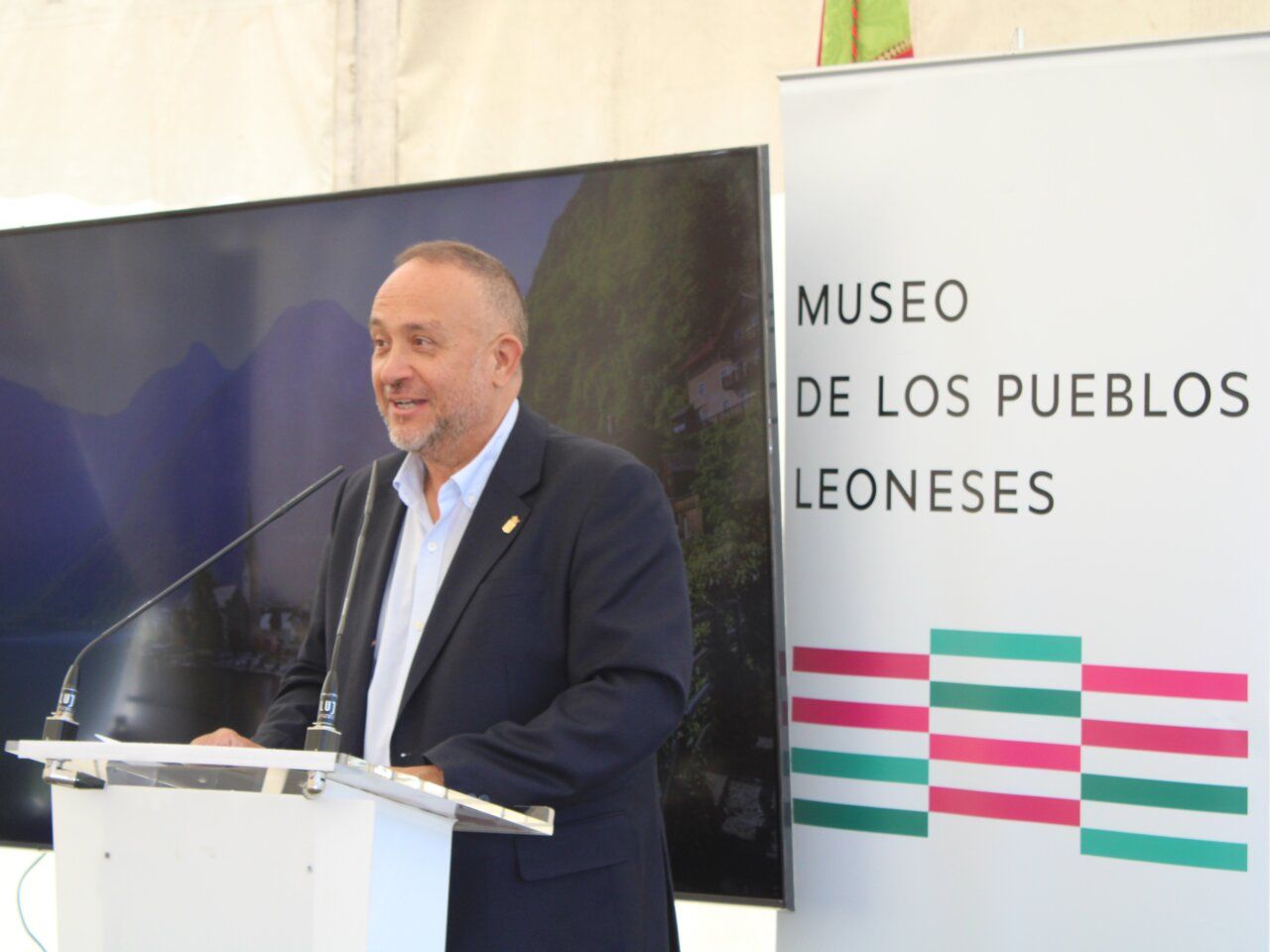 Persona hablando en el Museo de los Pueblos Leoneses durante el Gran Concejo