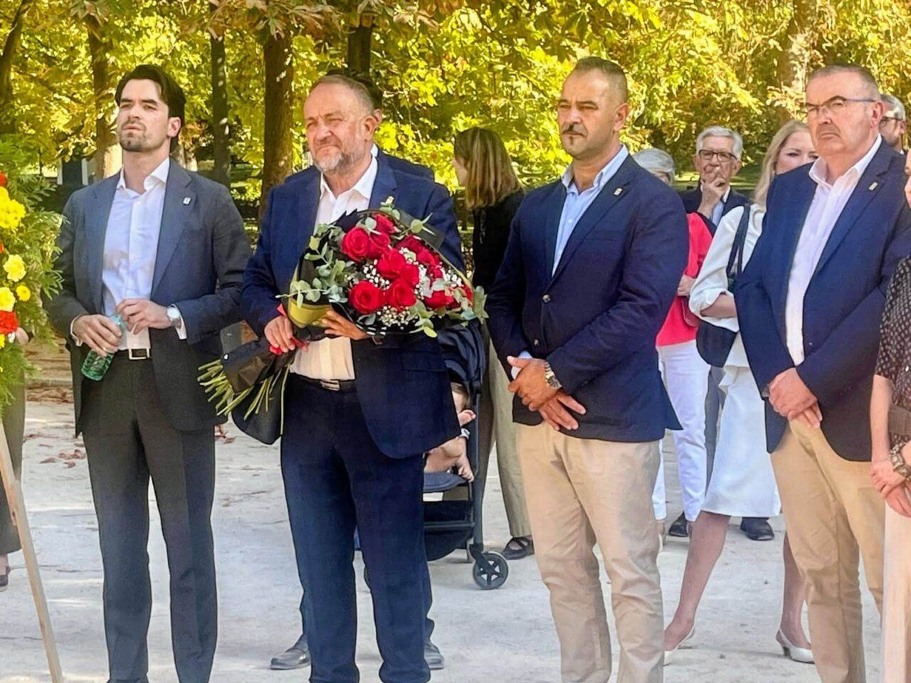 Representantes institucionales en homenaje a León en Madrid