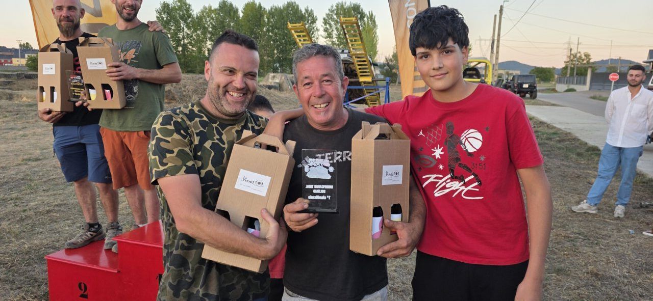 Participantes del I Memorial Trial 4x4 en Camponaraya sosteniendo trofeos