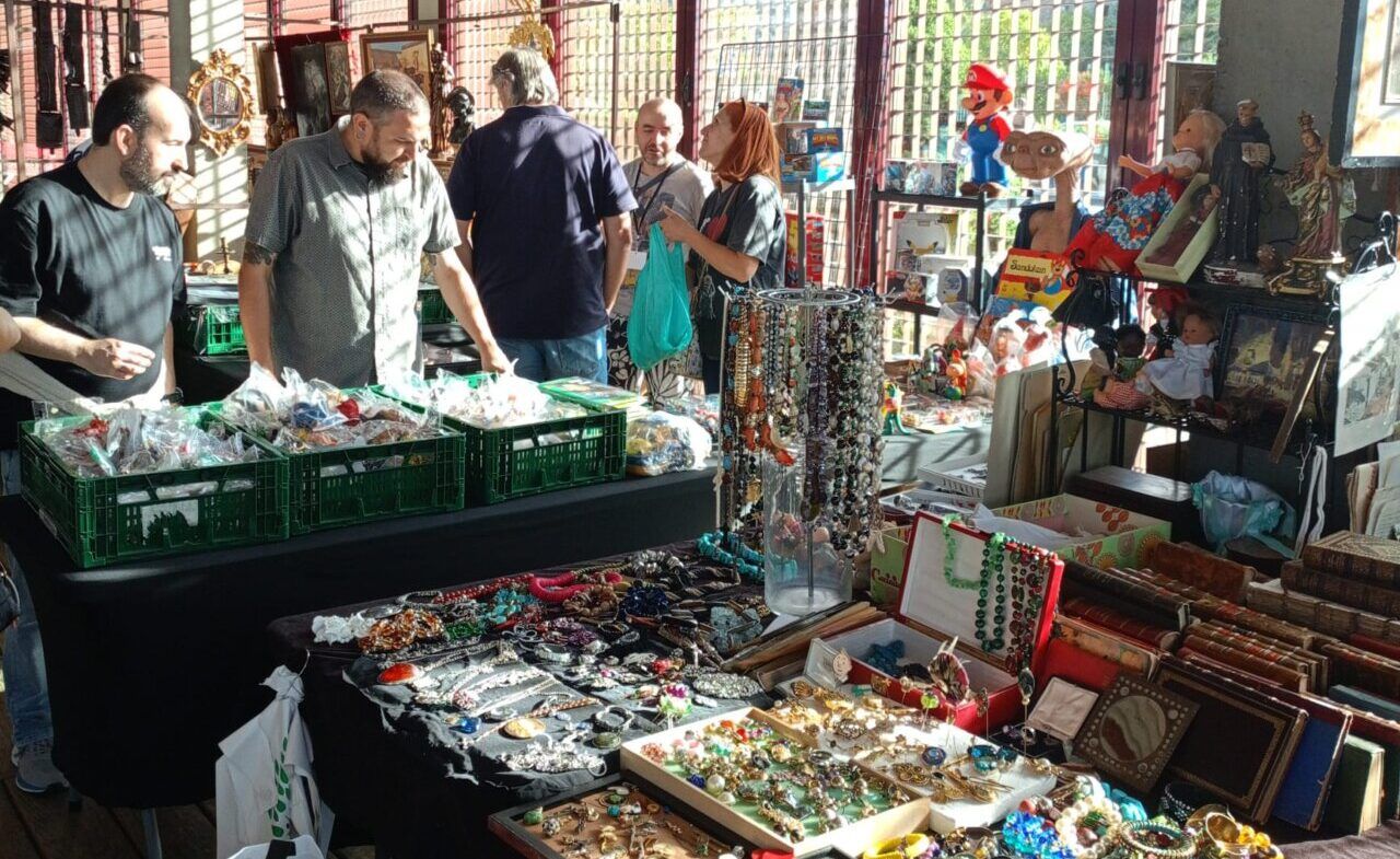 Expositores en la II Feria de Antigüedades en Ponferrada mostrando objetos de colección.