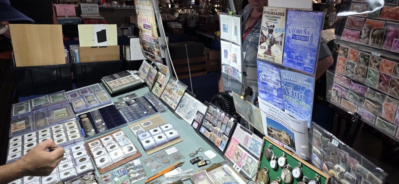 Puestos de la II Feria de Antigüedades con monedas y sellos